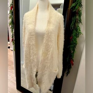 NWOT Banana Republic medium women’s
Sweater/wrap with front pockets never worn.